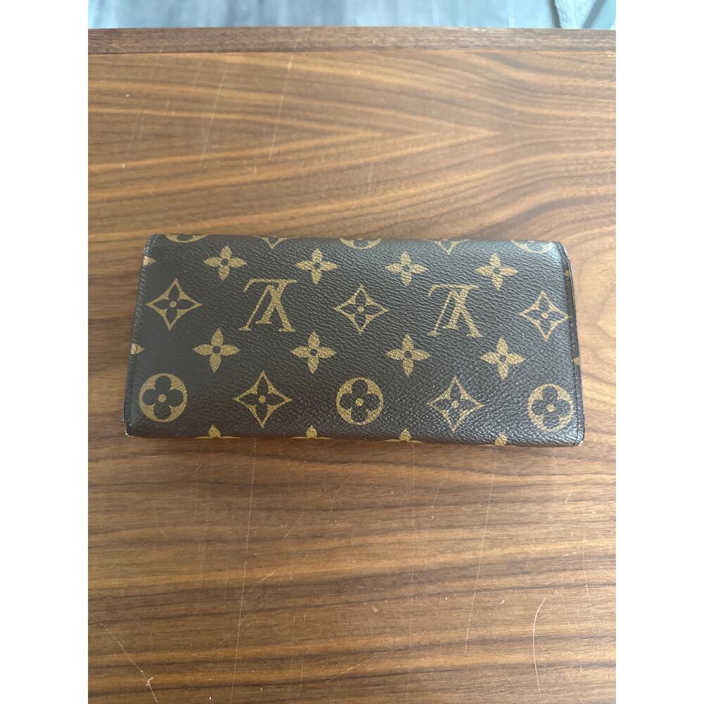 Louis Vuitton Monogram Emilie Wallet - Picture 2 of 15